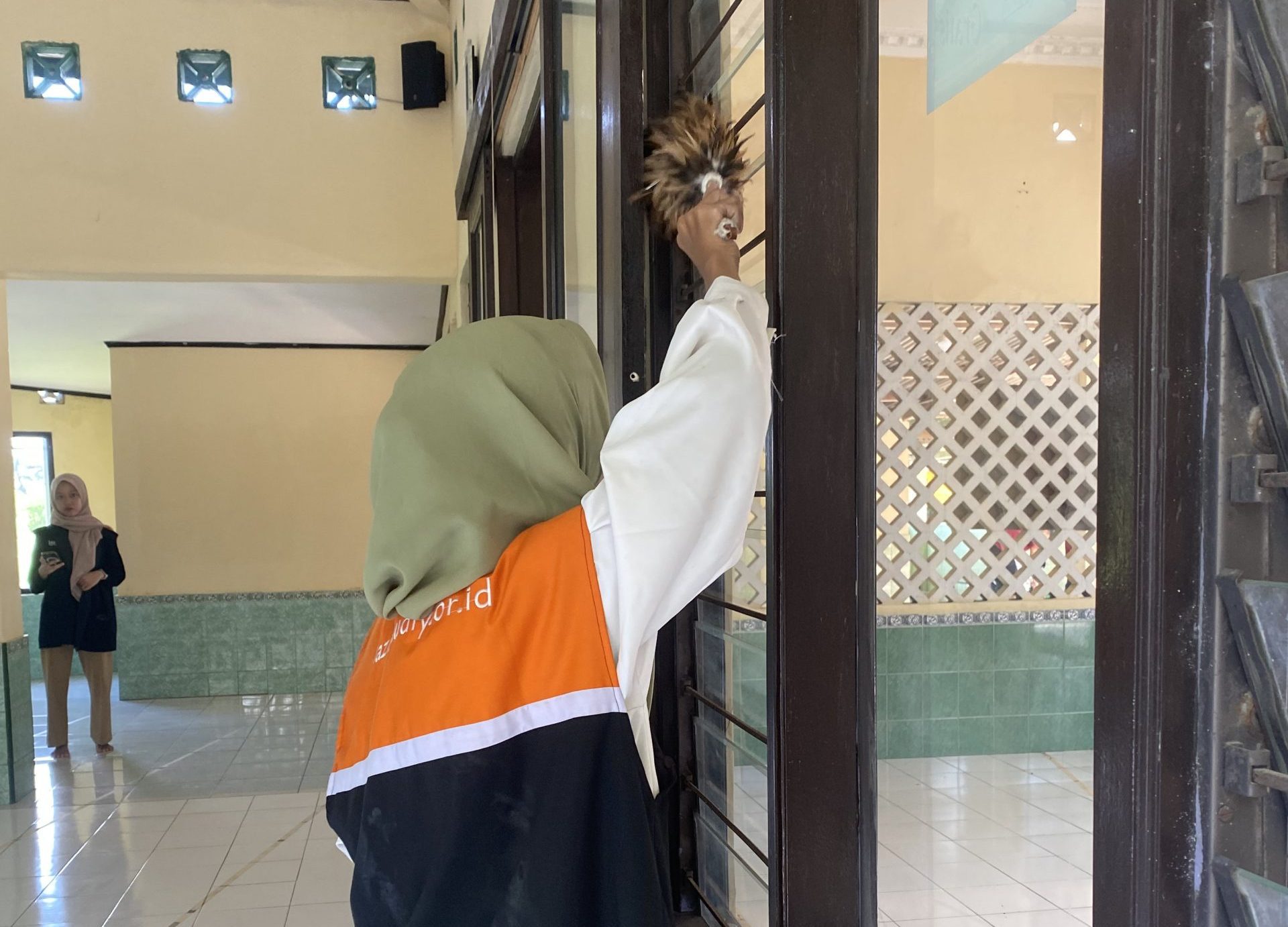 LAZISMU DIY Gelar Program Bersih Masjid di Bantul, Gandeng UKM Tapak Suci UMY
