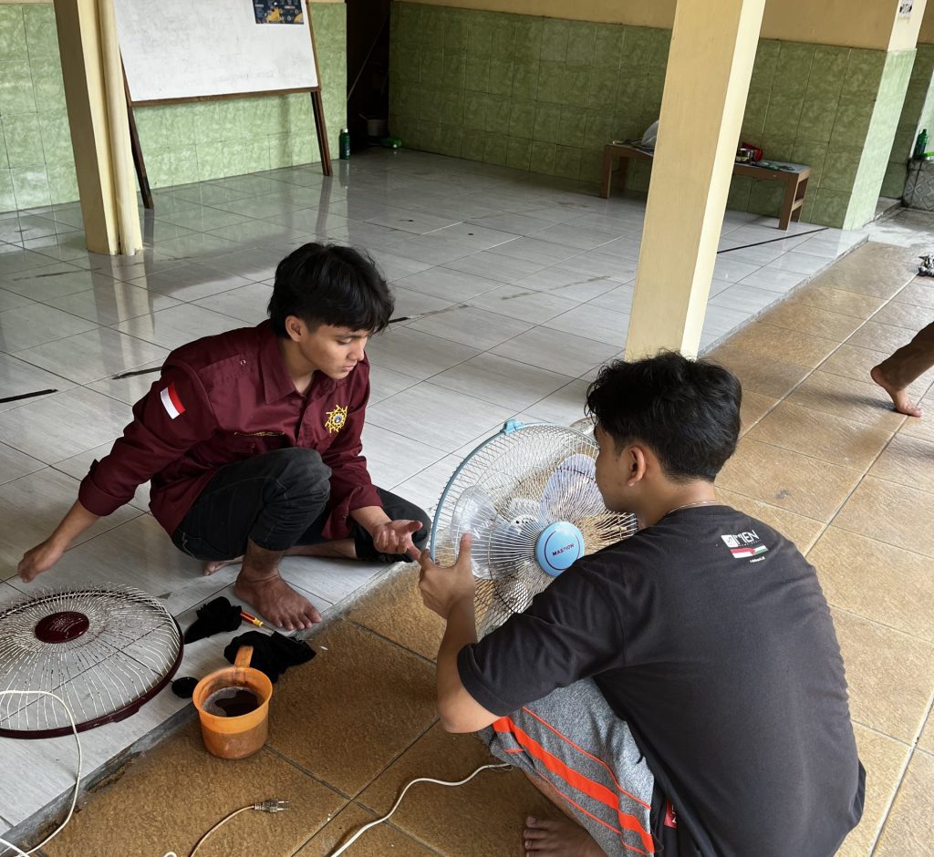 LAZISMU DIY Gelar Program Bersih Masjid di Bantul, Gandeng UKM Tapak Suci UMY