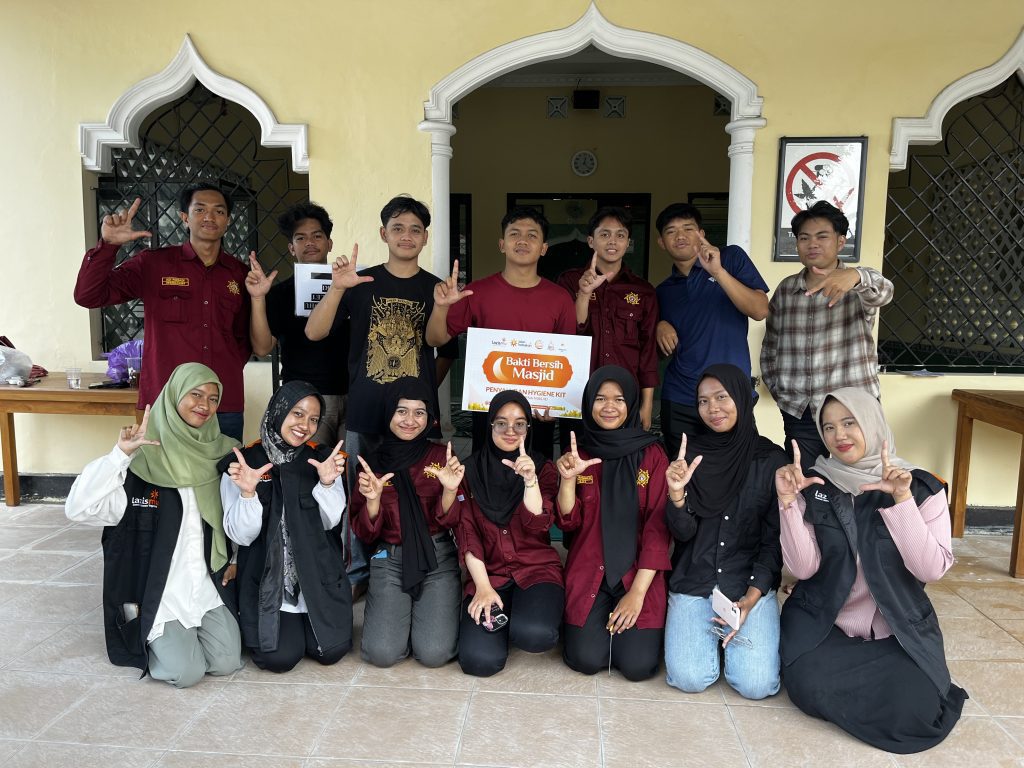 LAZISMU DIY Gelar Program Bersih Masjid di Bantul, Gandeng UKM Tapak Suci UMY