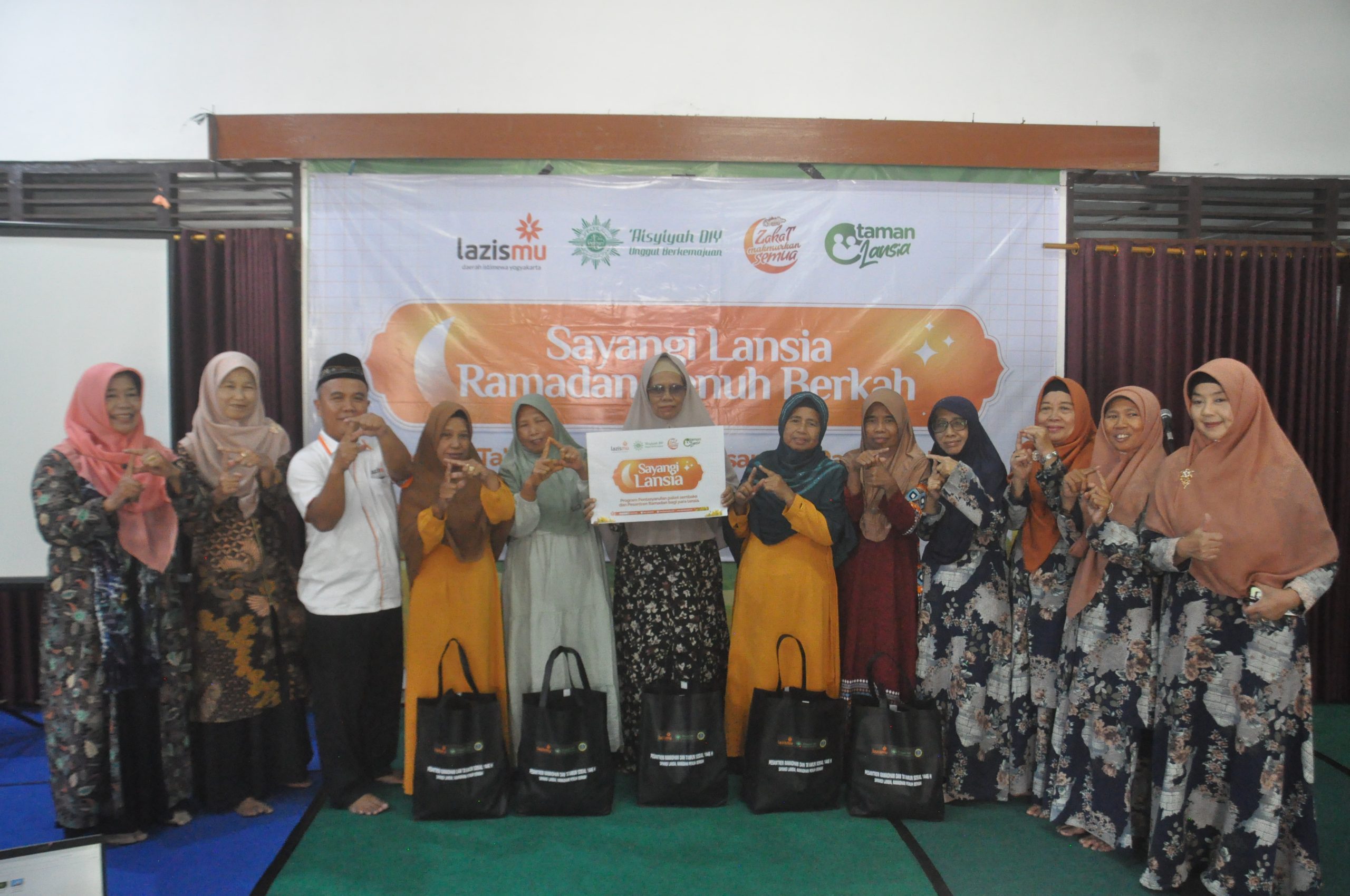 Sayangi Lansia, Ramadhan Penuh Berkah: LAZISMU DIY dan PWA Sukses Gelar Program Ta’awun Sosial dan Pesantren Ramadhan Lansia