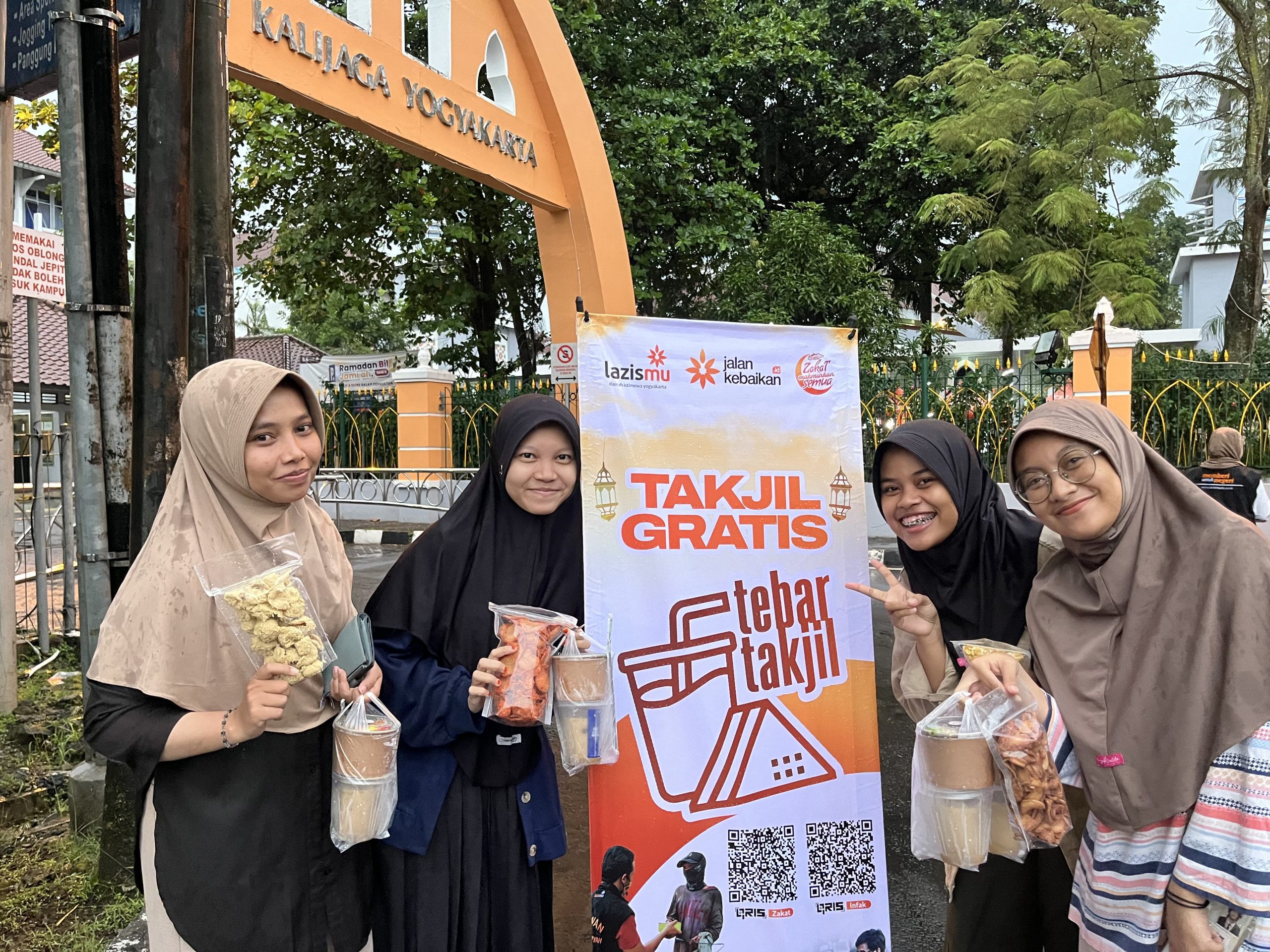 Tebar Takjil Gratis LAZISMU DIY, Wujud Kepedulian dan Pemberdayaan UMKM Disabilitas