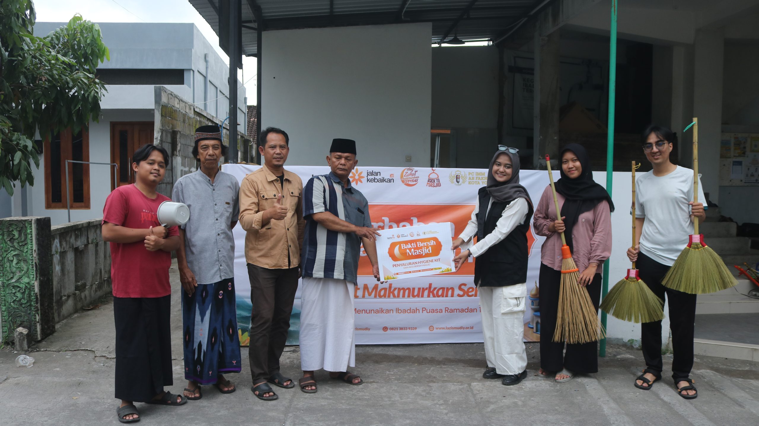 LAZISMU DIY Luncurkan Program Bakti Bersih Masjid, Bersinergi dengan IMM untuk Kenyamanan Jamaah