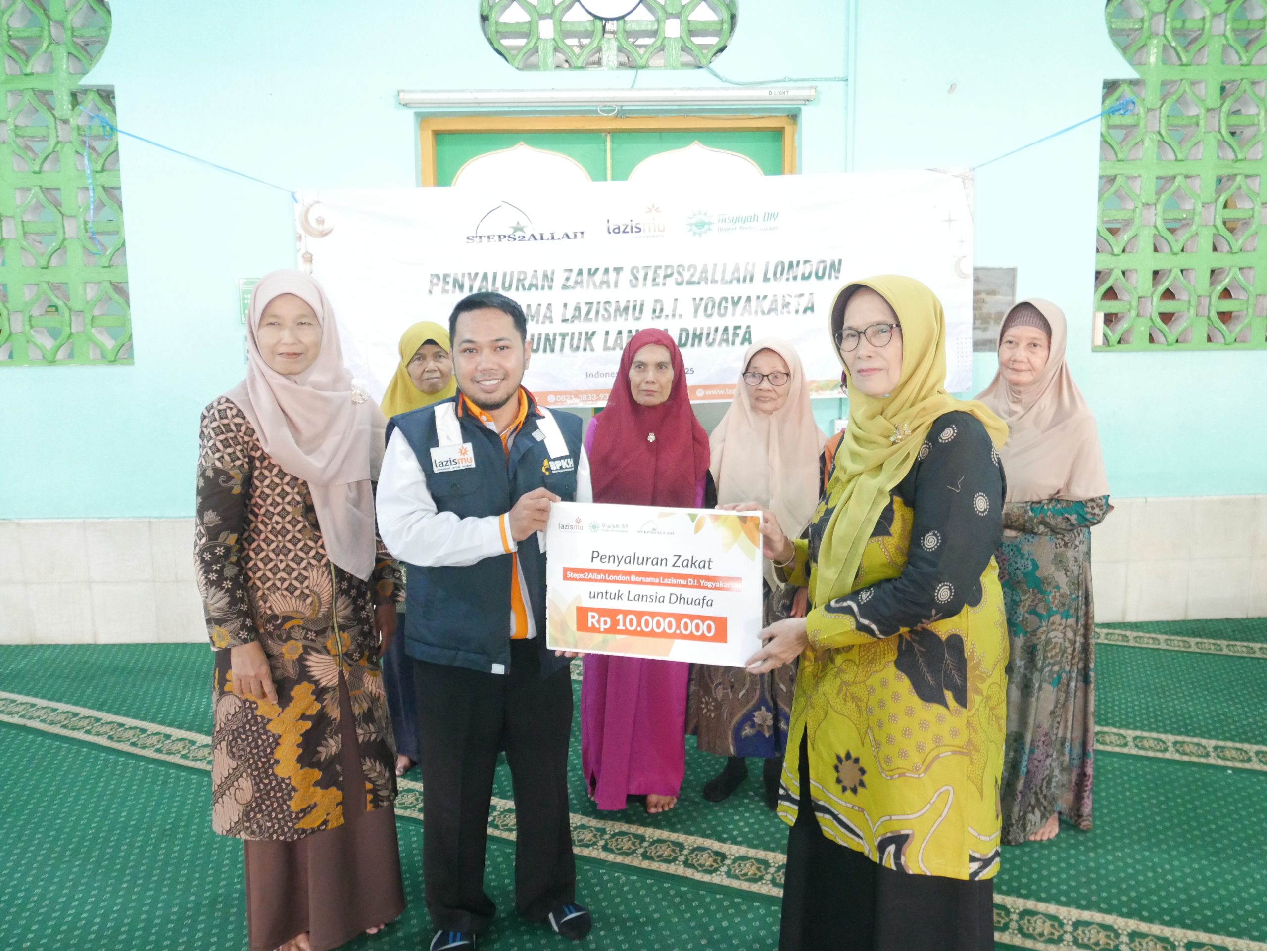 Penyaluran Zakat Steps2Allah London Bersama LAZISMU DIY untuk Lansia Dhuafa
