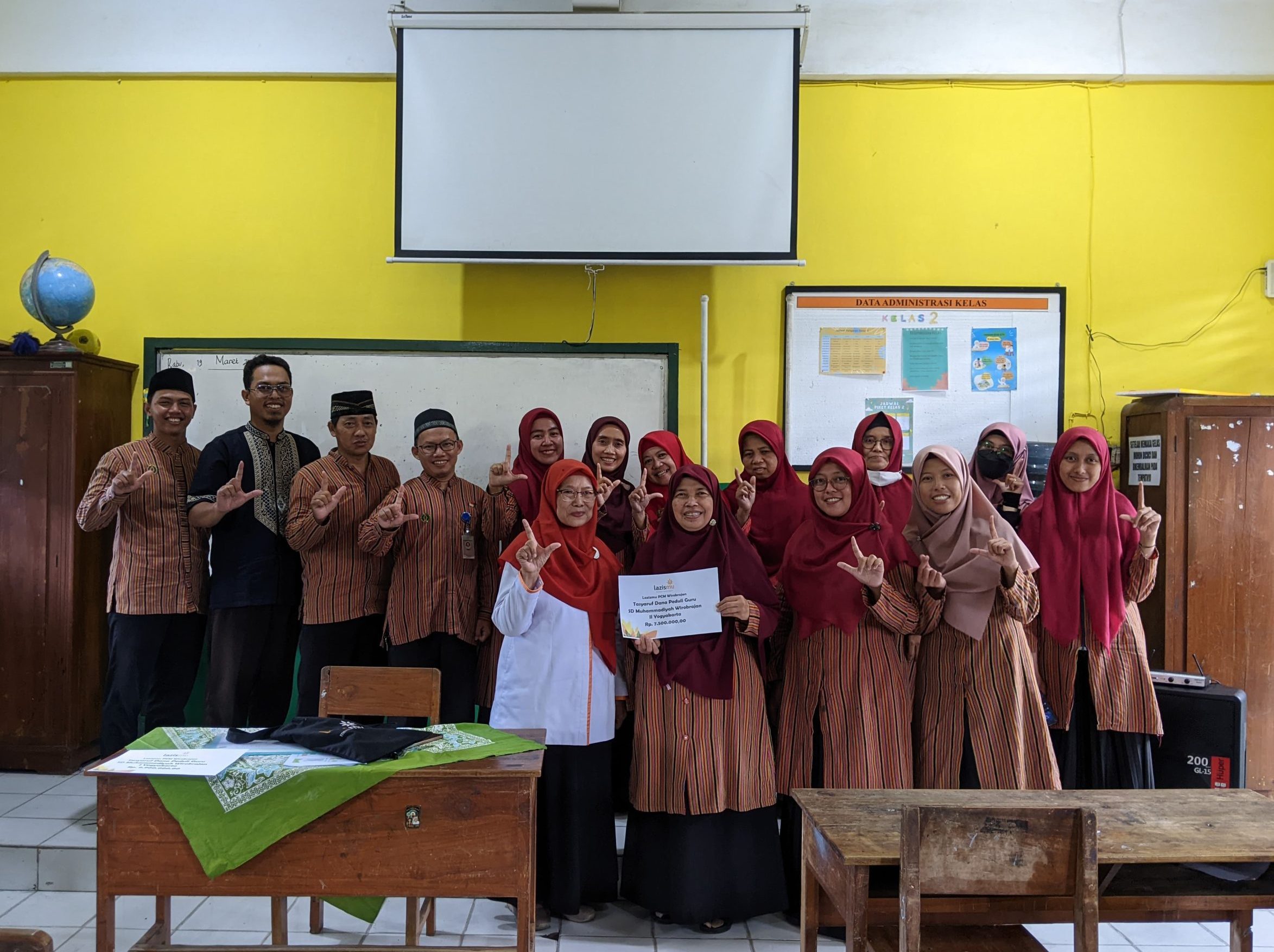 Hadiah Cinta untuk Guru : Rp14,9 Juta dan 721 Kado Ramadhan dari LAZISMU Wirobrajan
