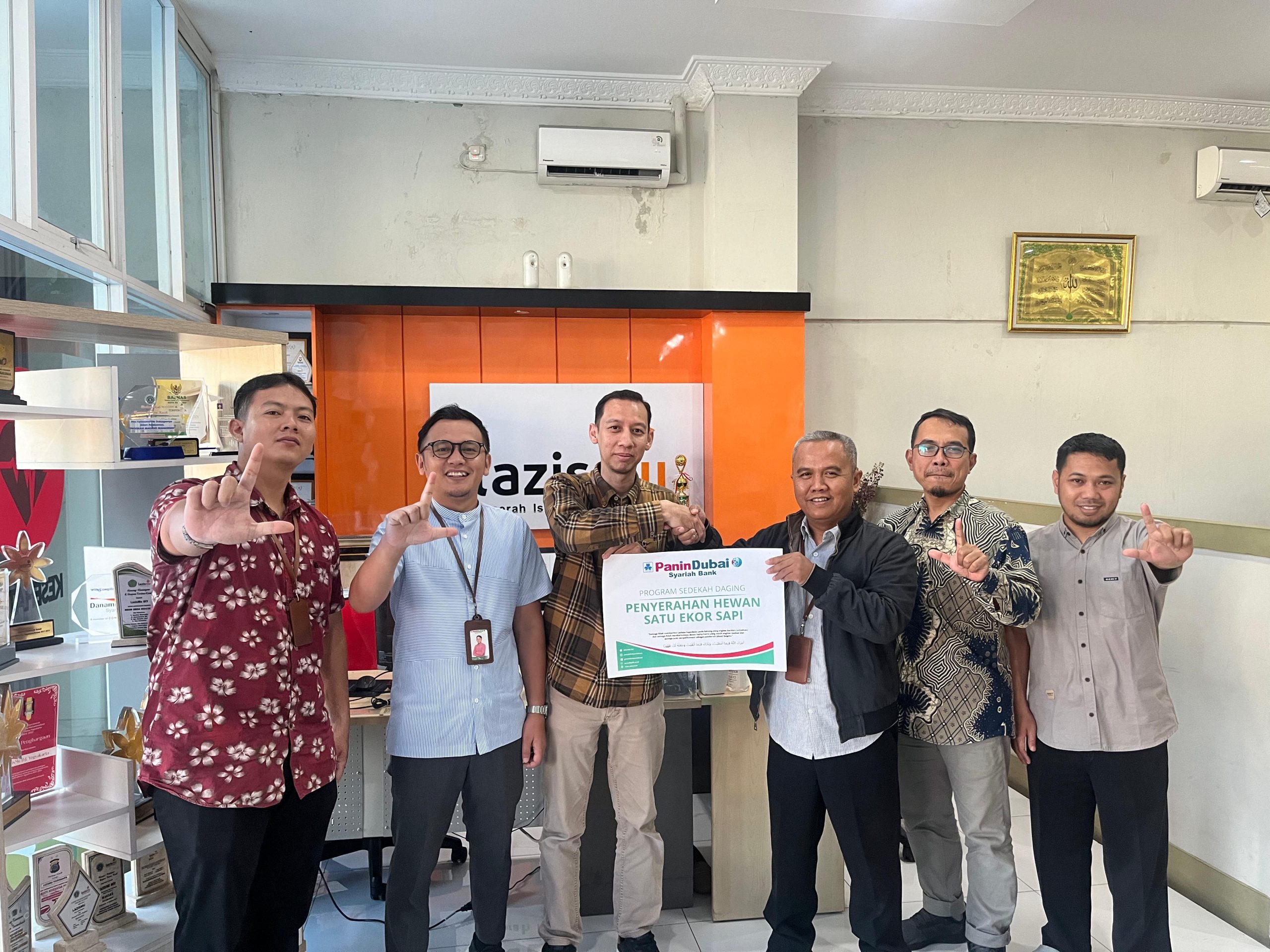 Bank Panin Dubai Syariah serahkan Hewan Qurban kepada LAZISMU DIY