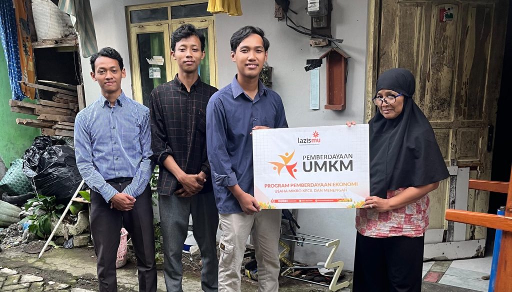 LAZISMU DIY Bantu Parjiyanti, Tukang Jahit di Sleman, Bangkit Lewat Gerobak Roti Bakar