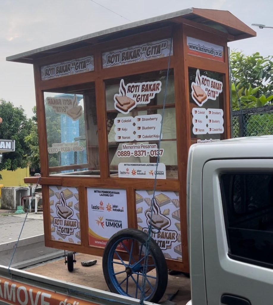 LAZISMU DIY Bantu Parjiyanti, Tukang Jahit di Sleman, Bangkit Lewat Gerobak Roti Bakar