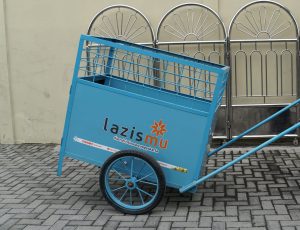 LAZISMU DIY Serahkan Gerobak Sampah untuk Ibu Paryatun, Pemulung di Berbah yang Berjuang Menghidupi Dua Anak