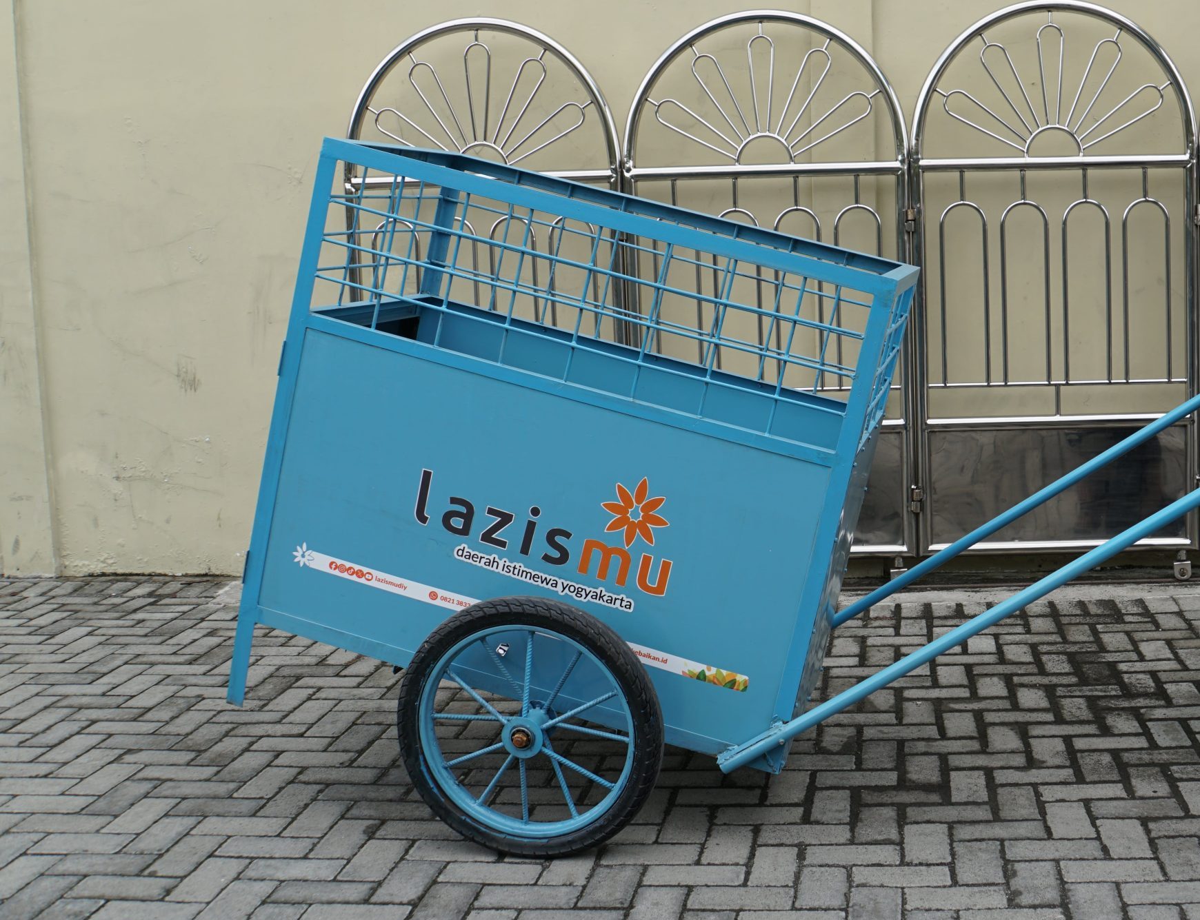 LAZISMU DIY Serahkan Gerobak Sampah untuk Ibu Paryatun, Pemulung di Berbah yang Berjuang Menghidupi Dua Anak
