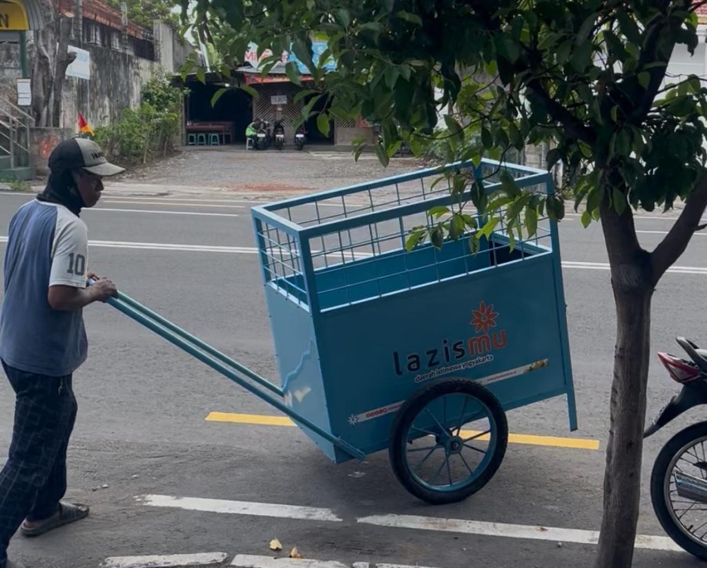LAZISMU DIY Serahkan Gerobak Sampah untuk Ibu Paryatun, Pemulung di Berbah yang Berjuang Menghidupi Dua Anak