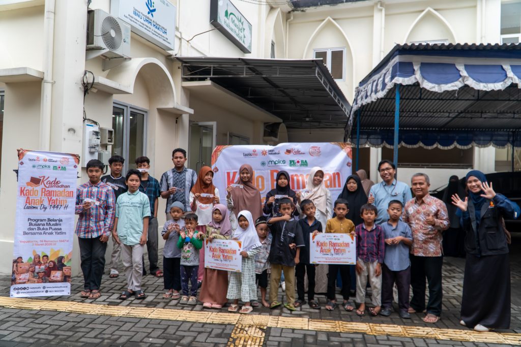 Senyum Anak Yatim di Ramadan: LAZISMU Ajak 20 Anak Belanja Kado hingga Buka Bersama