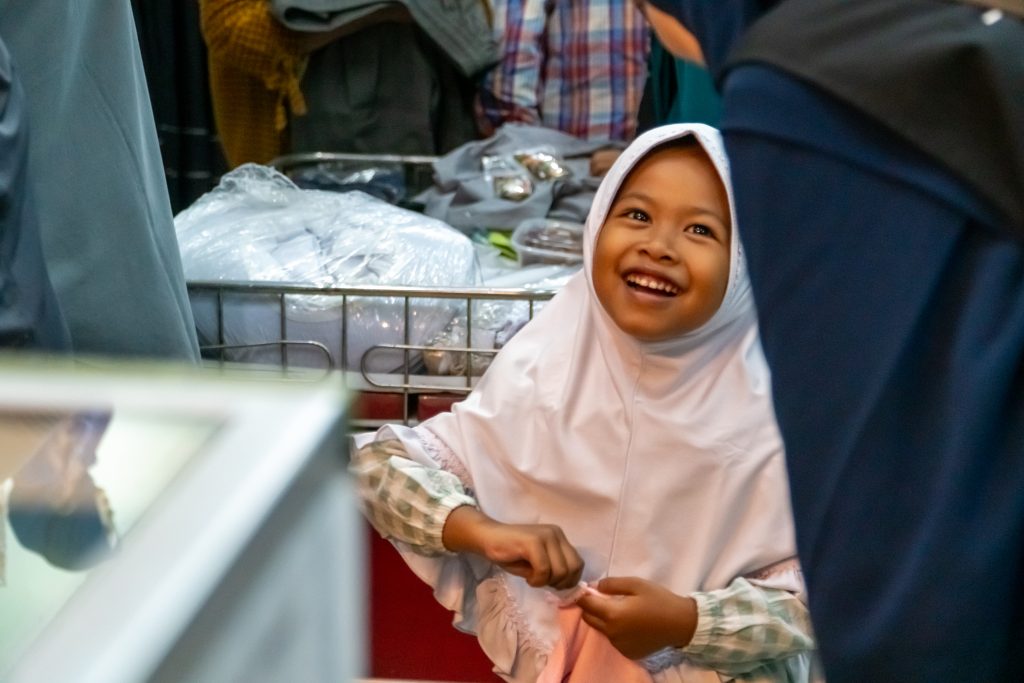 Senyum Anak Yatim di Ramadan: LAZISMU Ajak 20 Anak Belanja Kado hingga Buka Bersama