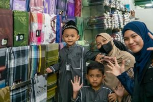 Senyum Anak Yatim di Ramadan: LAZISMU Ajak 20 Anak Belanja Kado hingga Buka Bersama