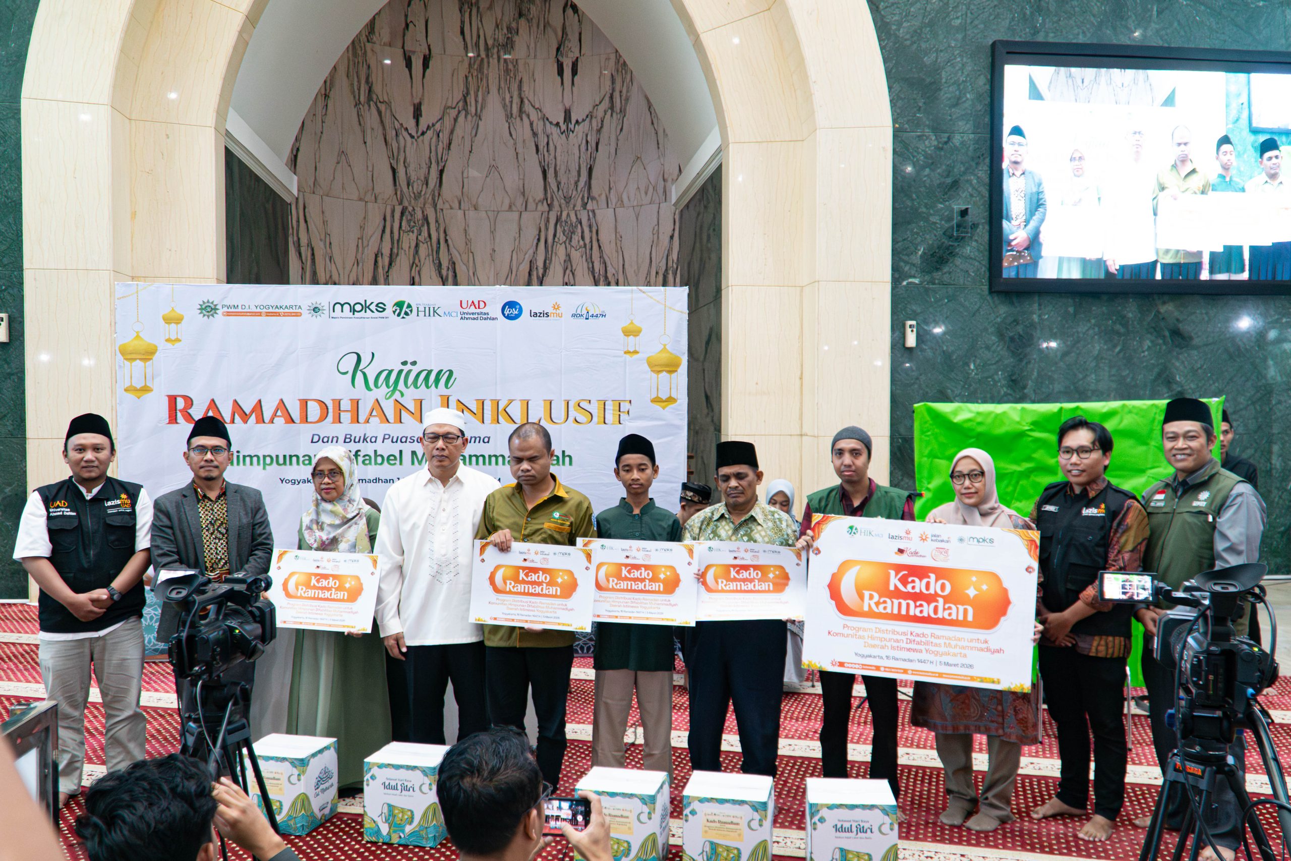 BPRS HIK MCI dan Lazismu DIY Salurkan 250 Kado Ramadhan untuk Himpunan Difabel Muhammadiyah (HIDIMU)