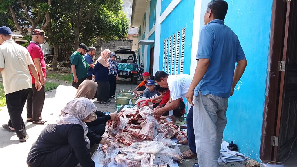 Lazismu Wirobrajan Salurkan Daging DAM Haji Tamattu’ dan Sembako kepada 179 Penerima Manfaat