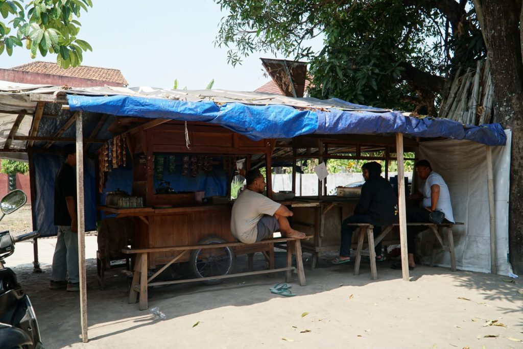 Yogyakarta — LAZISMU Daerah Istimewa Yogyakarta (DIY) kembali menyalurkan bantuan ekonomi produktif kepada pelaku usaha kecil melalui program pemberdayaan UMKM. Pada Sabtu (22/8/26), LAZISMU DIY melaksanakan pentasyarufan bantuan sekaligus branding usaha Angkringan Mamak milik Ibu Umani sebagai upaya mendukung pengembangan usaha dan kemandirian ekonomi keluarga. Angkringan Mamak berlokasi di Jalan Ringin Putih No. 7, Pringgan, Kotagede, DIY. Selama kurang lebih dua setengah tahun, Ibu Umani bersama suami dan salah satu anaknya telah menjalankan usaha tersebut yang buka setiap hari mulai pukul 05.00 hingga 13.00 WIB. Angkringan Mamak melayani berbagai kalangan, mulai dari warga sekitar, anak kos, petugas kebersihan, hingga anggota kepolisian. Pada jam-jam ramai, yakni sekitar pukul 07.00–10.00 WIB, angkringan ini mampu menjual lebih dari 30 bungkus nasi kucing per hari dengan harga Rp3.000 per bungkus. Selain itu, tersedia pula gorengan seharga Rp1.000, berbagai minuman, serta menu perususan yang berasal dari titipan. Dalam kesehariannya, usaha tersebut menjadi salah satu sumber penghasilan keluarga dengan pendapatan sekitar Rp300.000 per hari. Namun, masih terdapat sejumlah kendala yang menghambat perkembangan usaha, terutama keterbatasan peralatan dan pengelolaan keuangan yang belum tertata. Salah satu kebutuhan yang cukup mendesak adalah penambahan menu sayur. Permintaan tersebut datang dari sejumlah pelanggan, khususnya pihak kepolisian yang menjadi salah satu pelanggan Angkringan Mamak. Namun, keterbatasan modal membuat Ibu Umani belum dapat membeli perlengkapan yang diperlukan untuk menyiapkan menu tersebut. Melalui bantuan dari LAZISMU DIY, Angkringan Mamak mendapatkan dukungan berupa meja, tempat sayur, panci, wajan, serta tambahan modal usaha. Selain bantuan sarana dan modal, dilakukan pula branding pada angkringan agar tampil lebih menarik dan memiliki identitas usaha yang lebih kuat. Di sisi lain, pengelolaan keuangan menjadi salah satu hal yang perlu diperbaiki. Selama ini, uang hasil penjualan masih bercampur antara kebutuhan harian dan modal usaha sehingga keuntungan belum dapat terlihat secara jelas. Dengan pencatatan keuangan yang lebih tertib, Ibu Umani diharapkan dapat mengetahui perkembangan usaha, mengatur perputaran modal, serta merencanakan pengembangan usaha secara lebih baik. Bagi Ibu Umani, bantuan tersebut menjadi dukungan berarti untuk mengembangkan usaha yang selama ini dijalankan bersama keluarga. Ia berharap tambahan peralatan dan modal dapat membantu Angkringan Mamak memenuhi kebutuhan pelanggan sekaligus meningkatkan pendapatan usaha. “Harapannya, berkat bantuan dari LAZISMU ini bisa bermanfaat sampai seterusnya dan usaha saya semakin laris manis. Semoga ke depannya semuanya semakin lancar. Sekali lagi, terima kasih LAZISMU,” ungkap Ibu Umani. Program pentasyarufan ini menjadi bagian dari komitmen LAZISMU DIY dalam mendayagunakan dana zakat, infak, dan sedekah untuk mendorong kemandirian ekonomi masyarakat. Bantuan tidak hanya diberikan untuk memenuhi kebutuhan usaha, tetapi juga diarahkan agar penerima manfaat mampu mengembangkan usaha secara berkelanjutan. Dengan tambahan peralatan, modal, dan branding usaha tersebut, Angkringan Mamak diharapkan dapat berkembang, memenuhi permintaan pelanggan yang semakin beragam, meningkatkan omzet, serta memberikan manfaat yang lebih besar bagi keluarga Ibu Umani. LAZISMU DIY terus berkomitmen menghadirkan program pemberdayaan ekonomi yang tepat sasaran, sehingga dana zakat, infak, dan sedekah dapat menjadi penggerak kemandirian serta keberlanjutan usaha masyarakat kecil di Daerah Istimewa Yogyakarta.